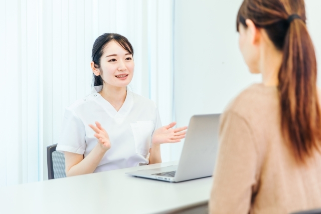 PCを見ながら説明する女性と話しを聞く女性